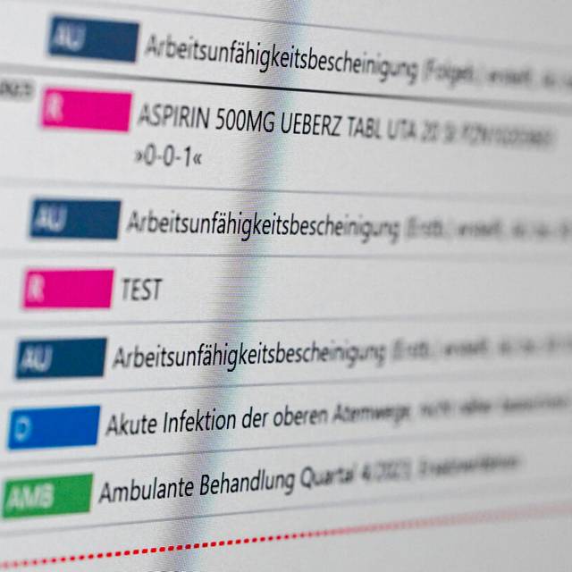 Auf einem Bildschirm in der E-Health-Showpraxis der Kassenärztlichen Vereinigung Berlin ist eine elektronische Patientenakte ePA dargestellt