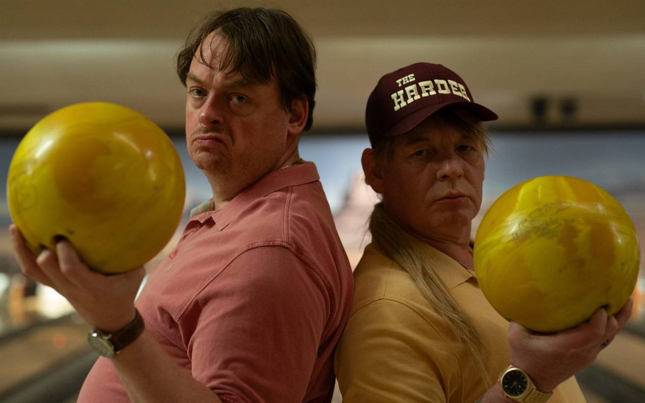 Gerry (links) verbringt viel Zeit auf der Bowlingbahn.