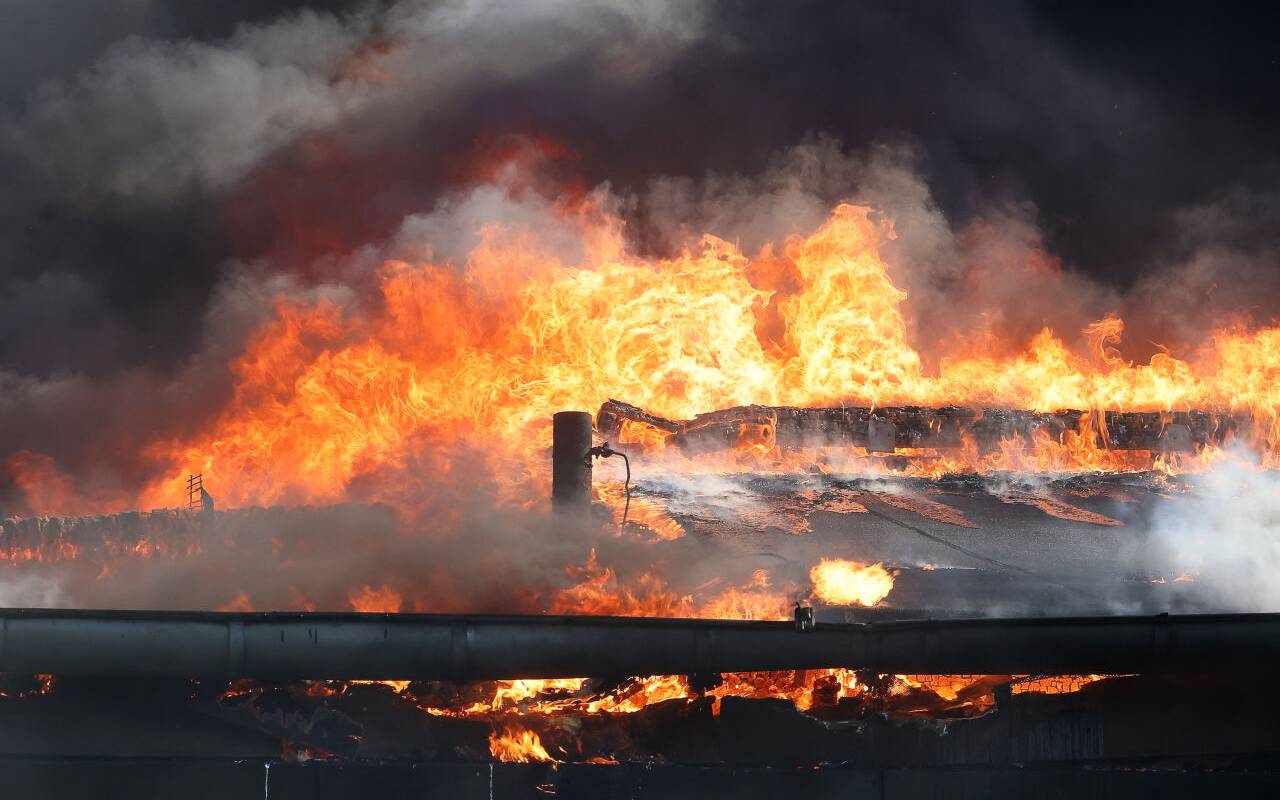 Flammen schlagen bei einem Großbrand aus dem Dach eines Gebäudekomplexes mit mehreren Schulen im Kreis Mettmann.