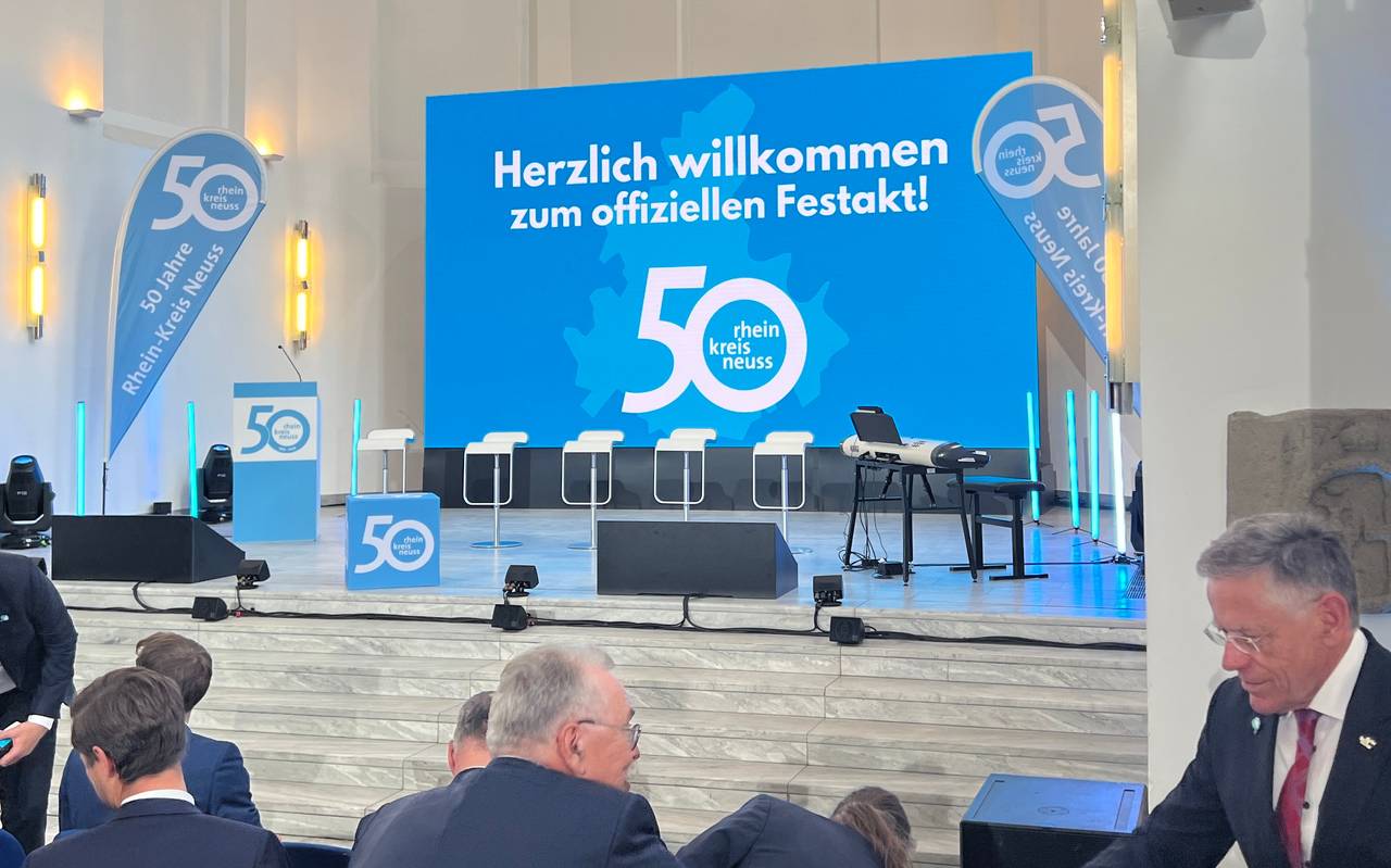 Foto von der Bühne beim Festakt "50 Jahre Rhein-Kreis Neuss"