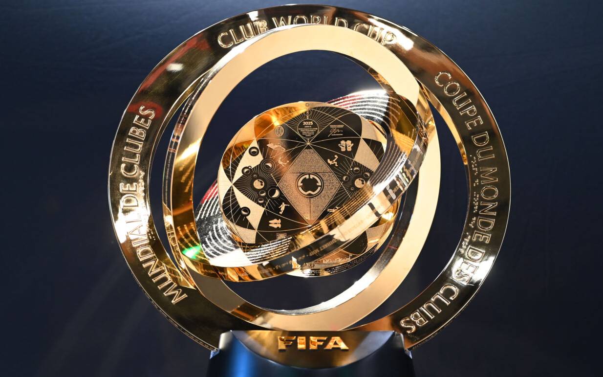 Der Pokal der Fifa Club-WM 2025 ist während der „Trophy Tour“ in der FC Bayern World zu sehen