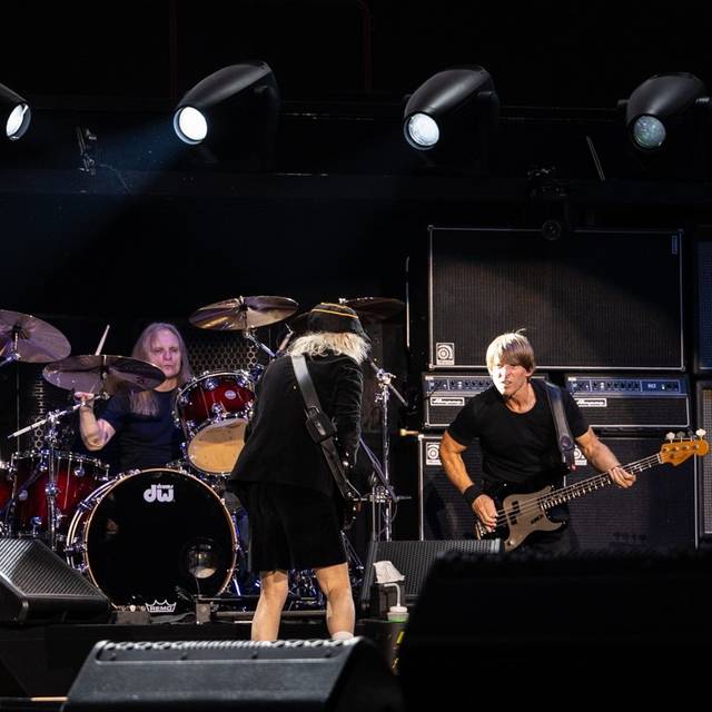 AC/DC Live in Düsseldorf 08.07.2025 Merkur Spielarena Die Band um Angus Young und Brian Johnson auf der Bühne