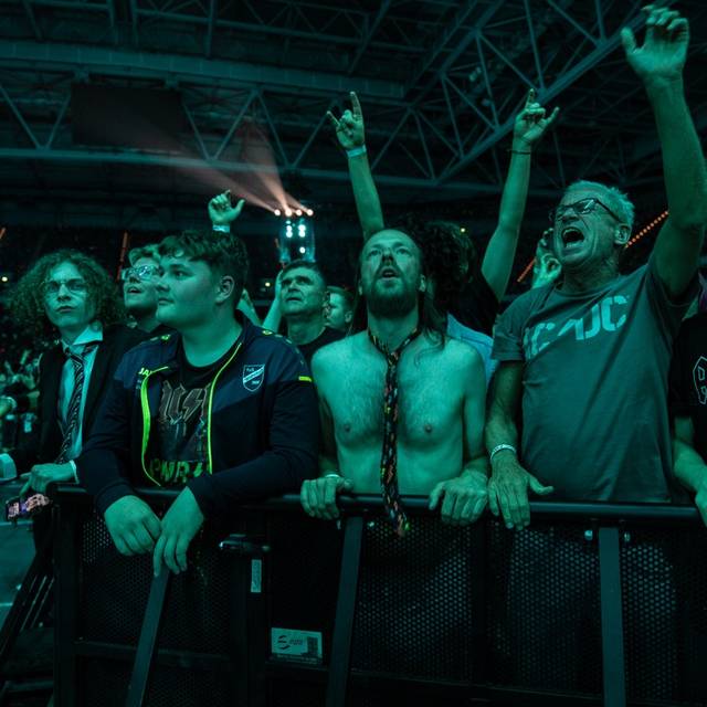 AC/DC Live in Düsseldorf 08.07.2025 Merkur Spielarena Fans vor der Bühne