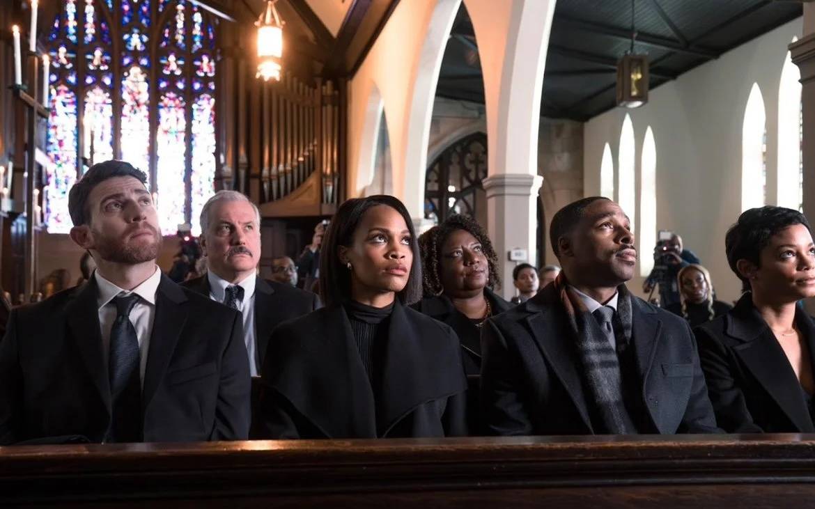 Die Kinder bei der Trauerfeier.