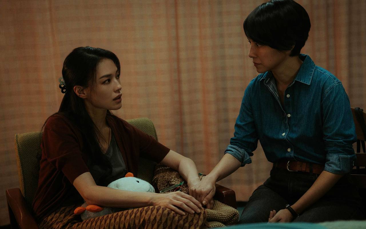 Die beiden Frauen sprechen sich ab.