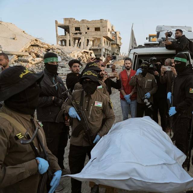 Der Islamische Dschihad und der Hamas übergeben eine Leiche.