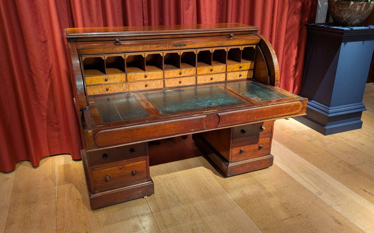 Tolkiens Schreibtisch und Batmans Motorrad unterm Hammer