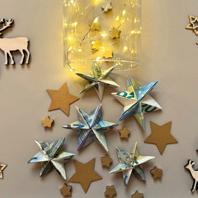 Last-Minute-Weihnachtsgeschenke: Geldsterne im Glas mit Lichterkette und Deko