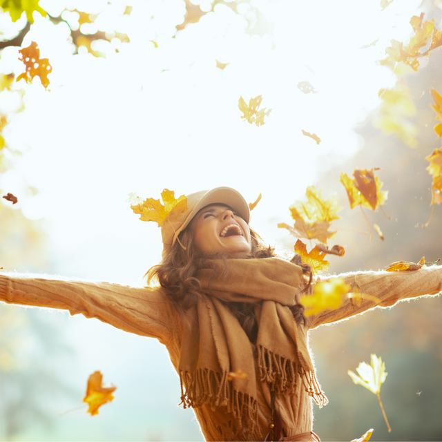 Fit durch den Herbst - glückliche Frau im Wald