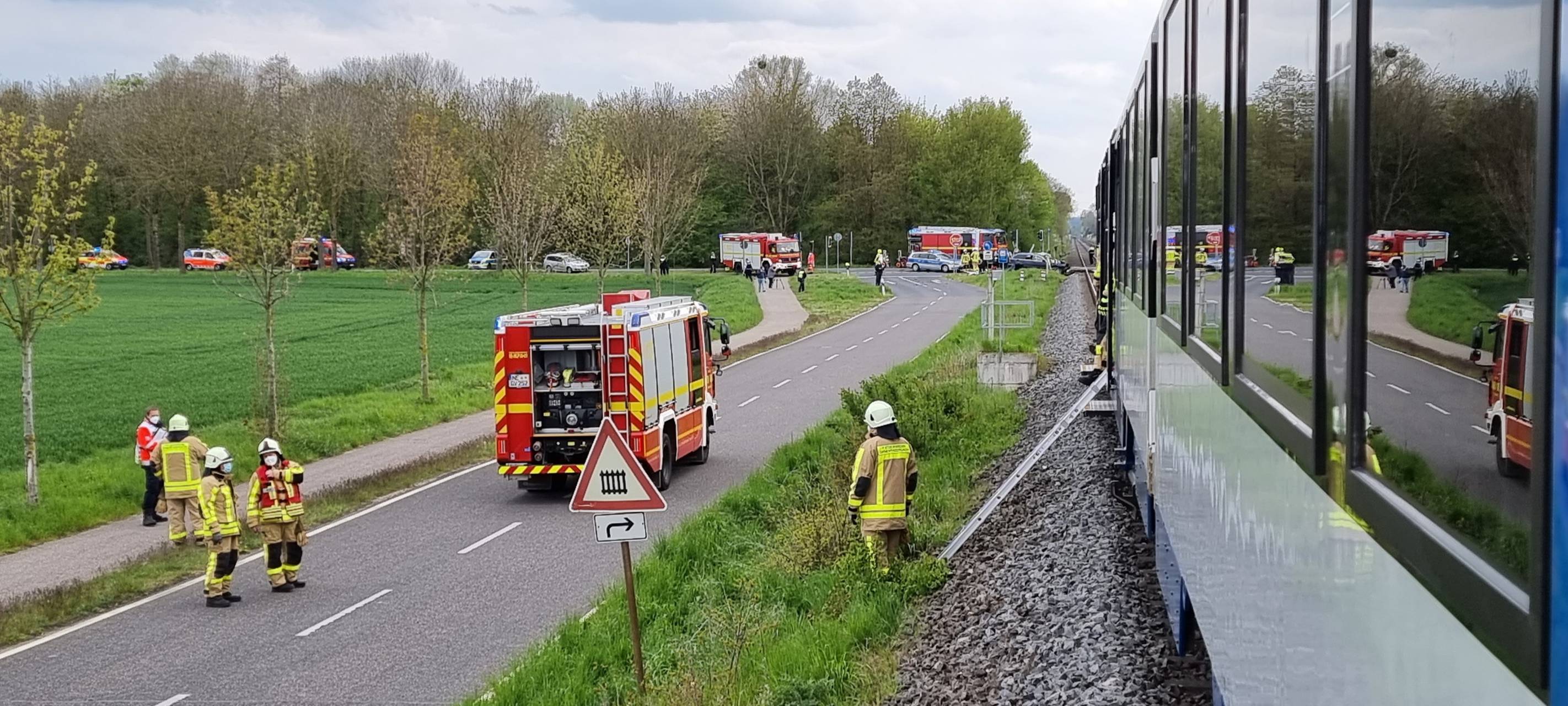 Zug stößt mit Auto in Grevenbroich zusammen