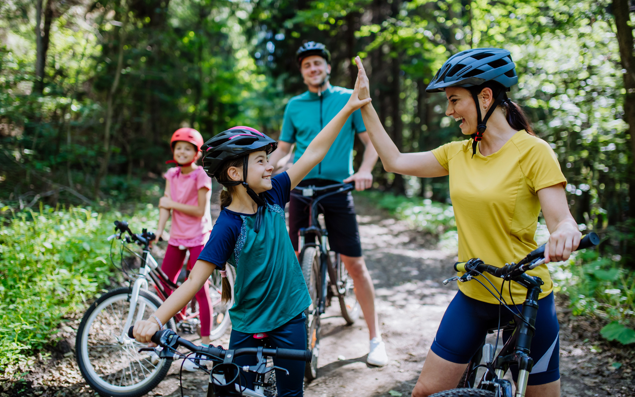 Weltfahrradtag: Fahrradfahren mit der ganzen Familie, Highfive