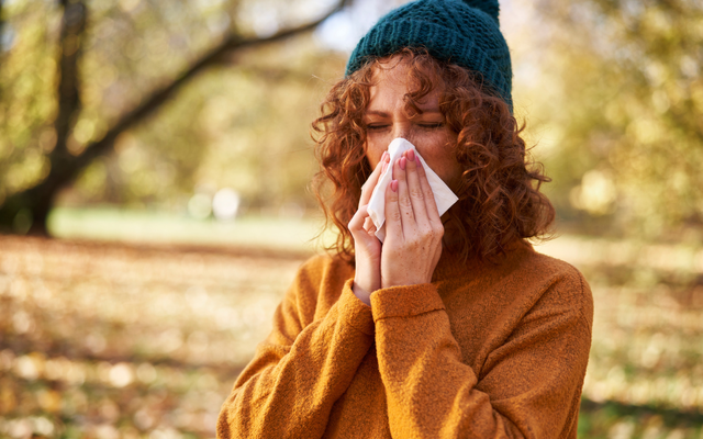 Fit durch den Herbst - Frau beim Naseputzen