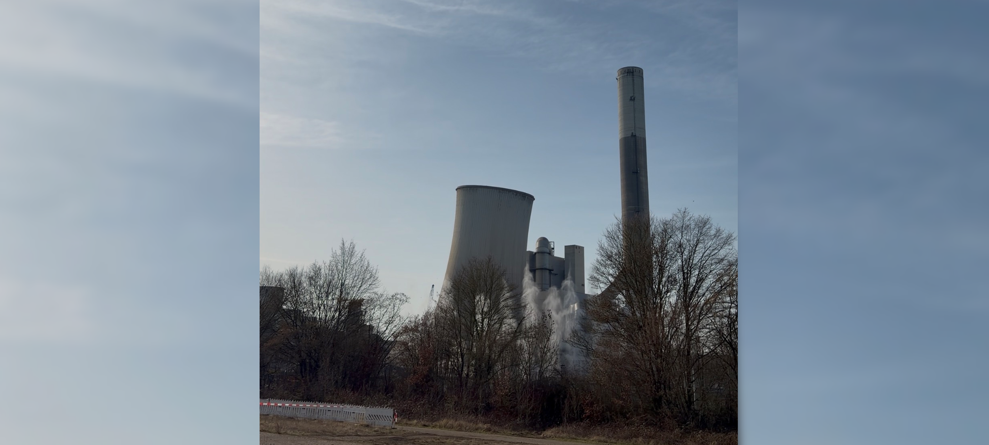 Kühlturm in Grevenbroich-Frimmersdorf gesprengt
