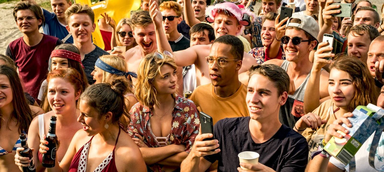 Die vier Freunde feiern gerne und holen sich Inspiration für ihre Party.