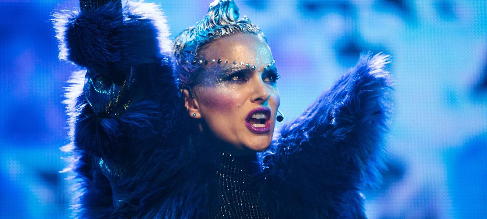 Celeste in ihrem Outfit auf der Bühne.