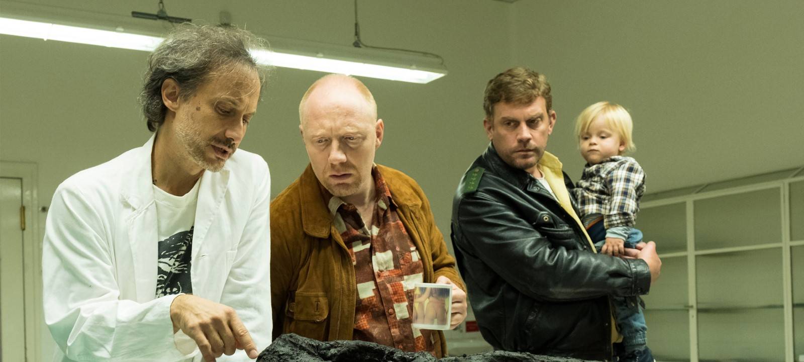 Franz steht am Obduktionstisch mit der Brandleiche