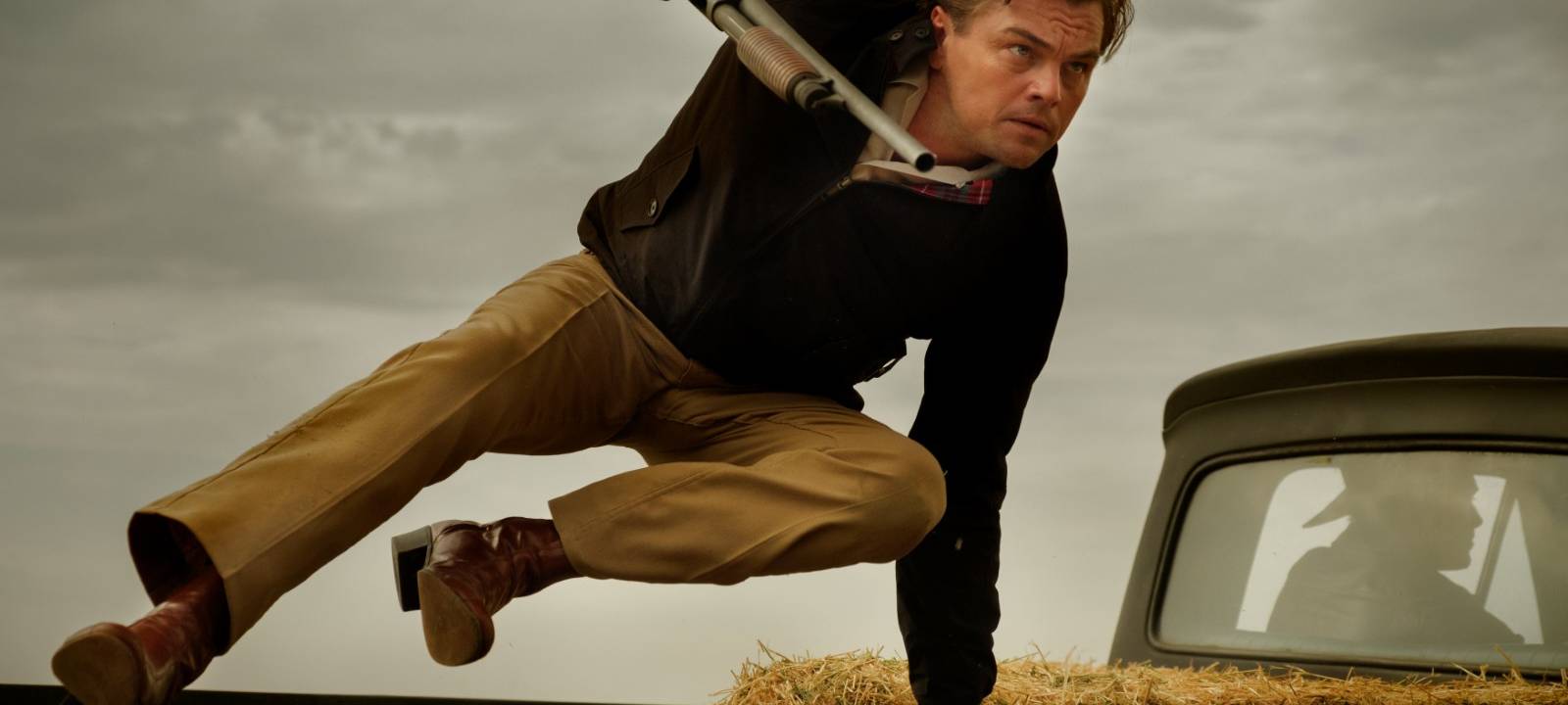 Rick springt über ein Auto.