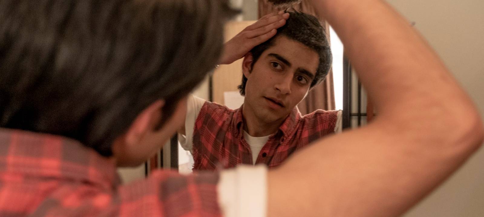 Javed kämmt sich die Haare wie Bruce Springsteen