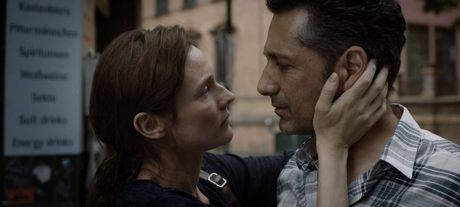 Rachel und Zielperson Farhad küssen sich.