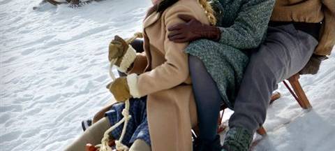 Antonia geht mit ihrer Tochter und Freund Konrad rodeln.