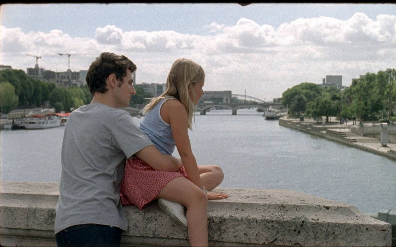 David sitzt mit seiner Nichte auf einer Brücke. 