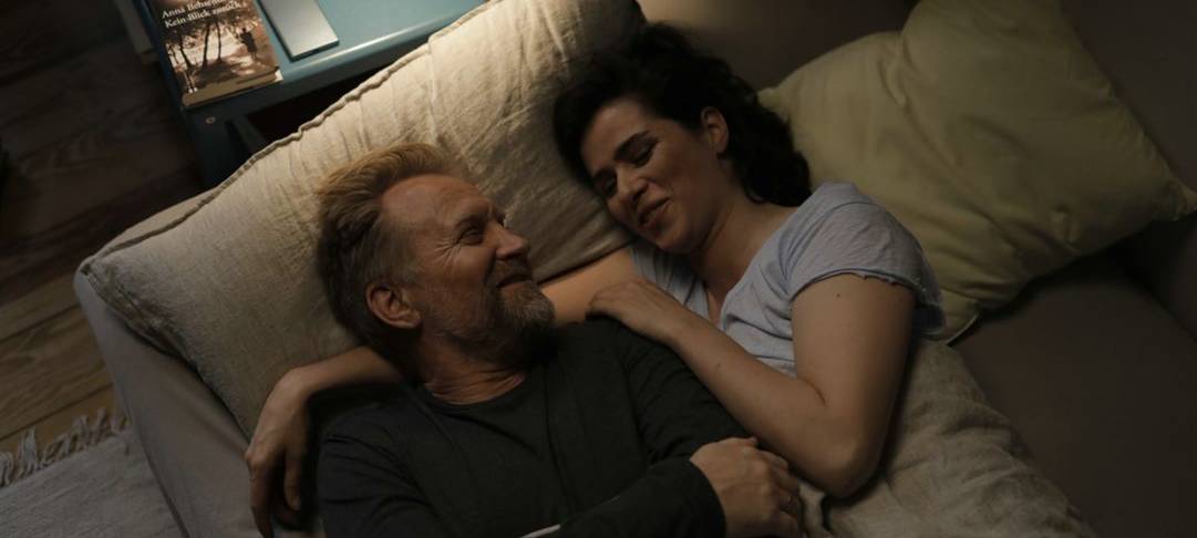 Emma und Bernhard liegen im Bett.