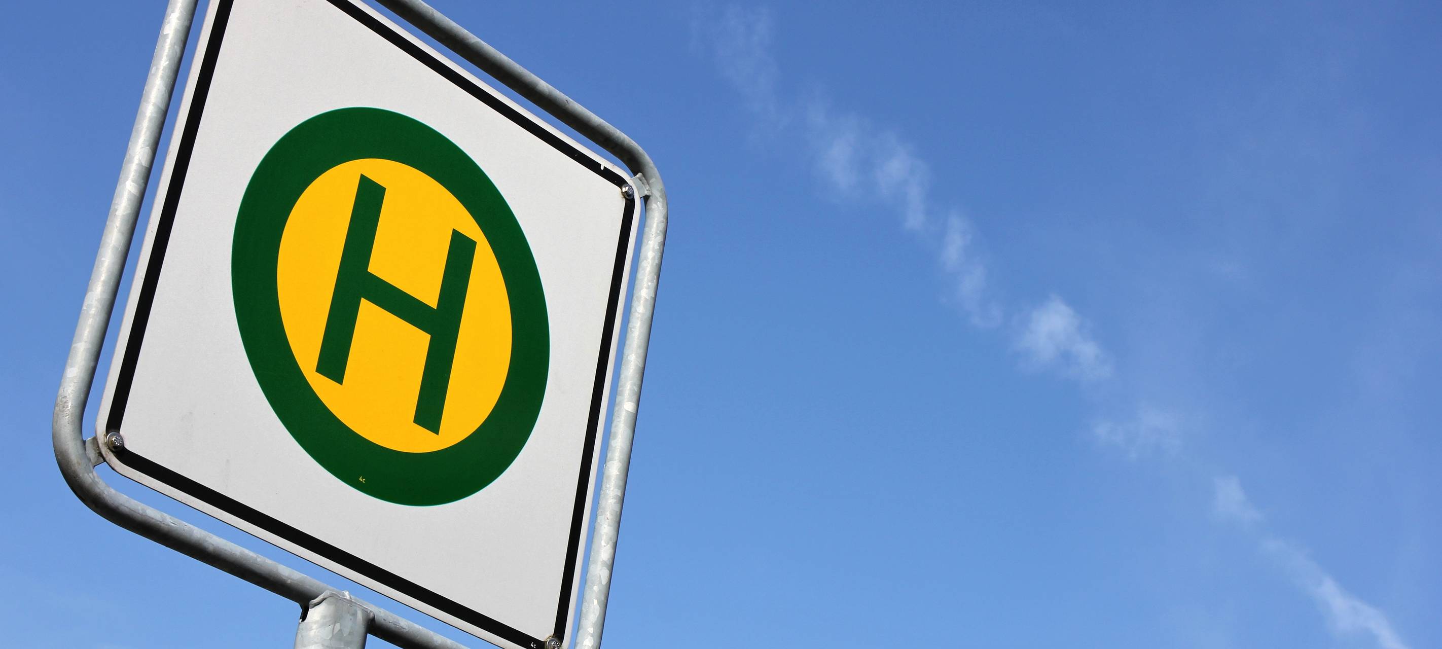 Mehrere Bushaltestellen in Neuss beschädigt worden