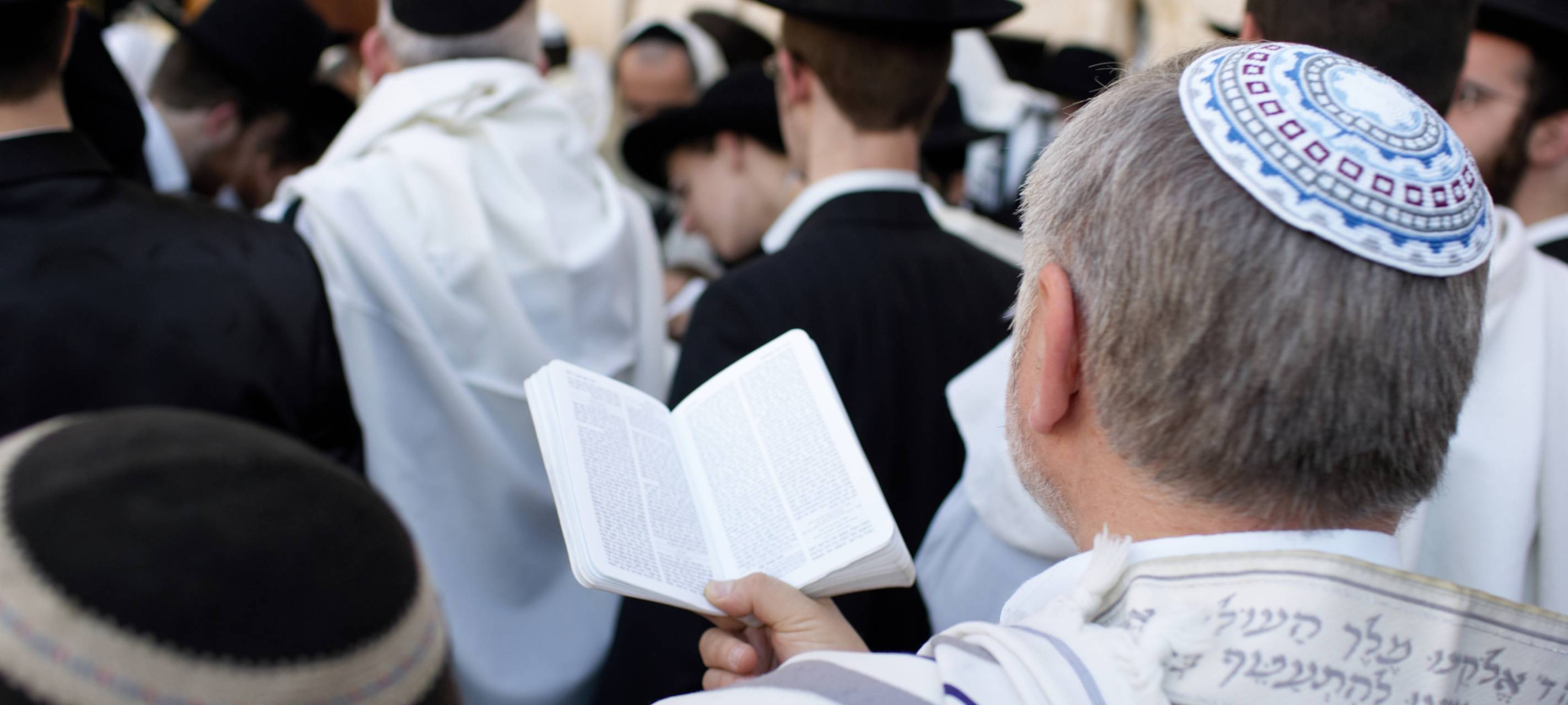 Gedenkstele für Neusser Synagoge mit Hakenkreuzen beschmiert