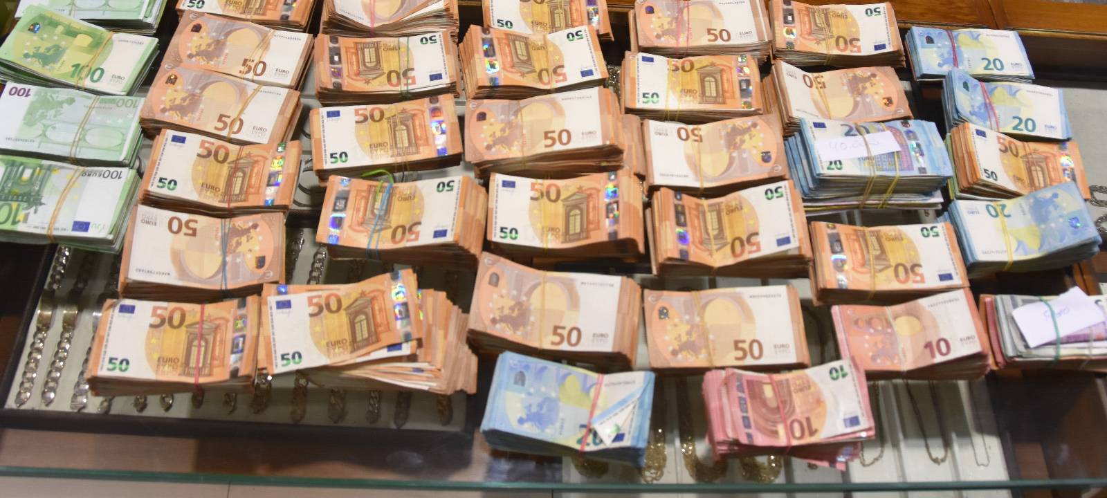 Illegale Geldgeschäfte: Juwelier aus Meerbusch vor Gericht