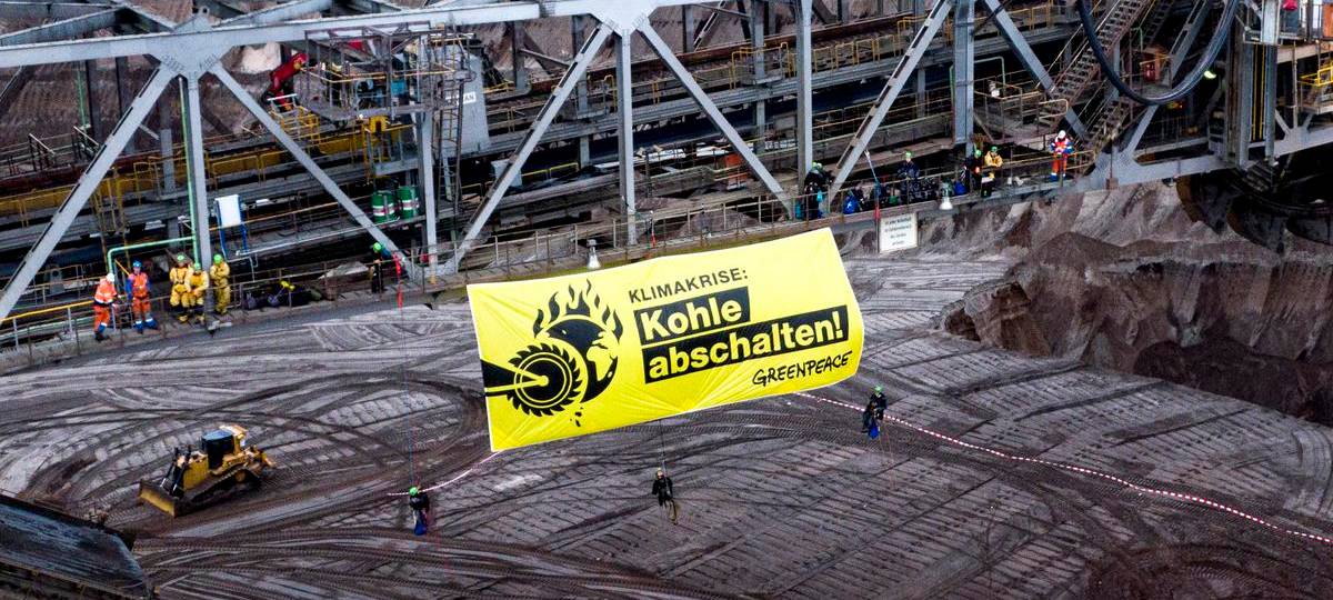 Bild Greenpeace auf dem Braunkohlebagger