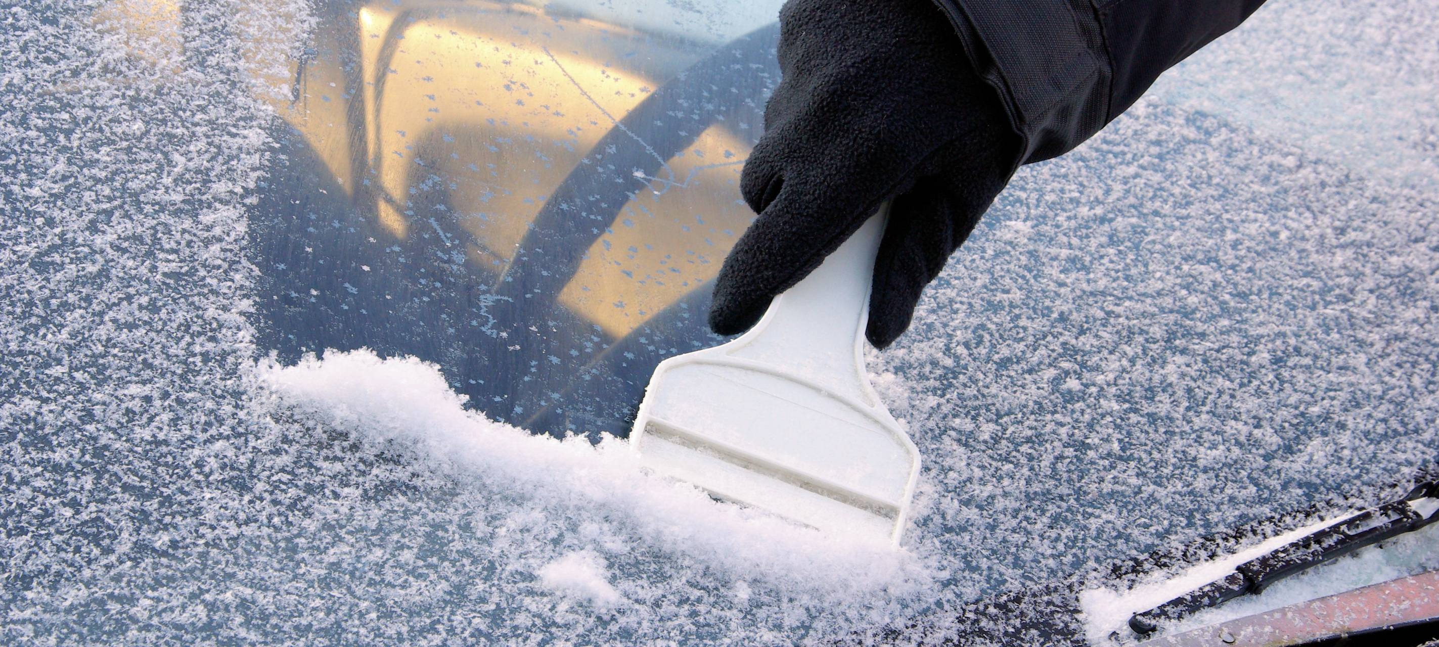 Polizei weist auf Scheiben frei kratzen hin