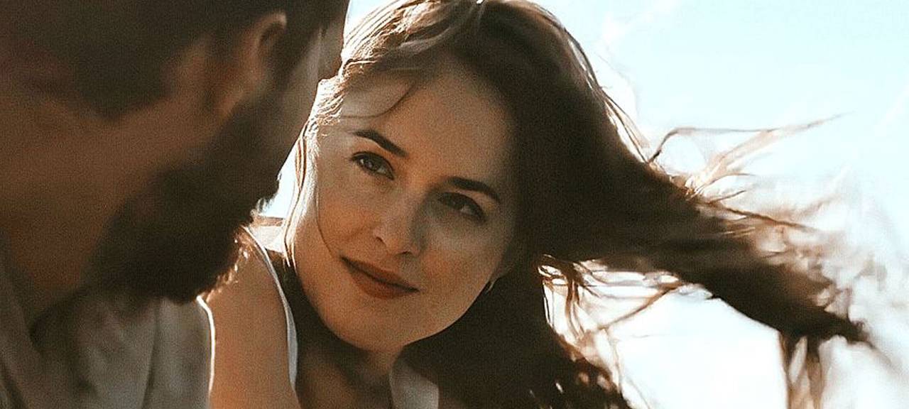 Eleanor auf dem Floß mit Tyler.