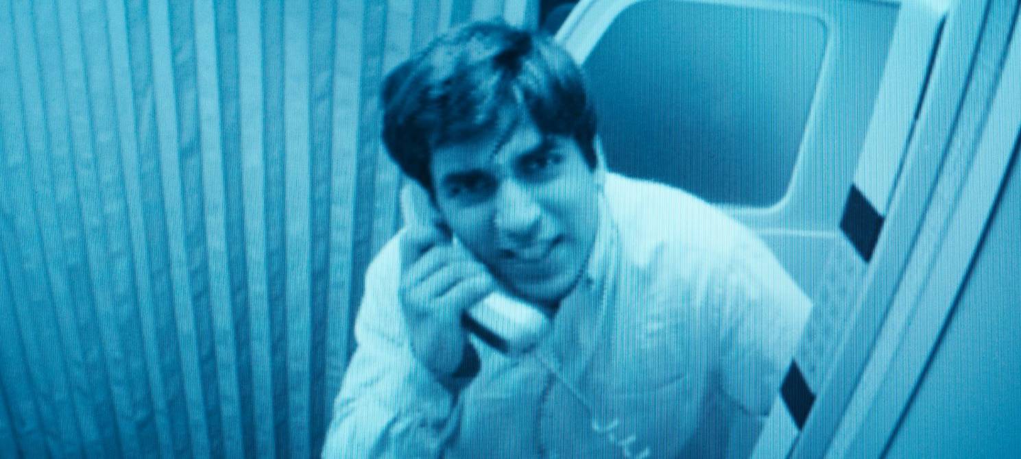 Die Terroristen drohen Tibias am Bordtelefon.