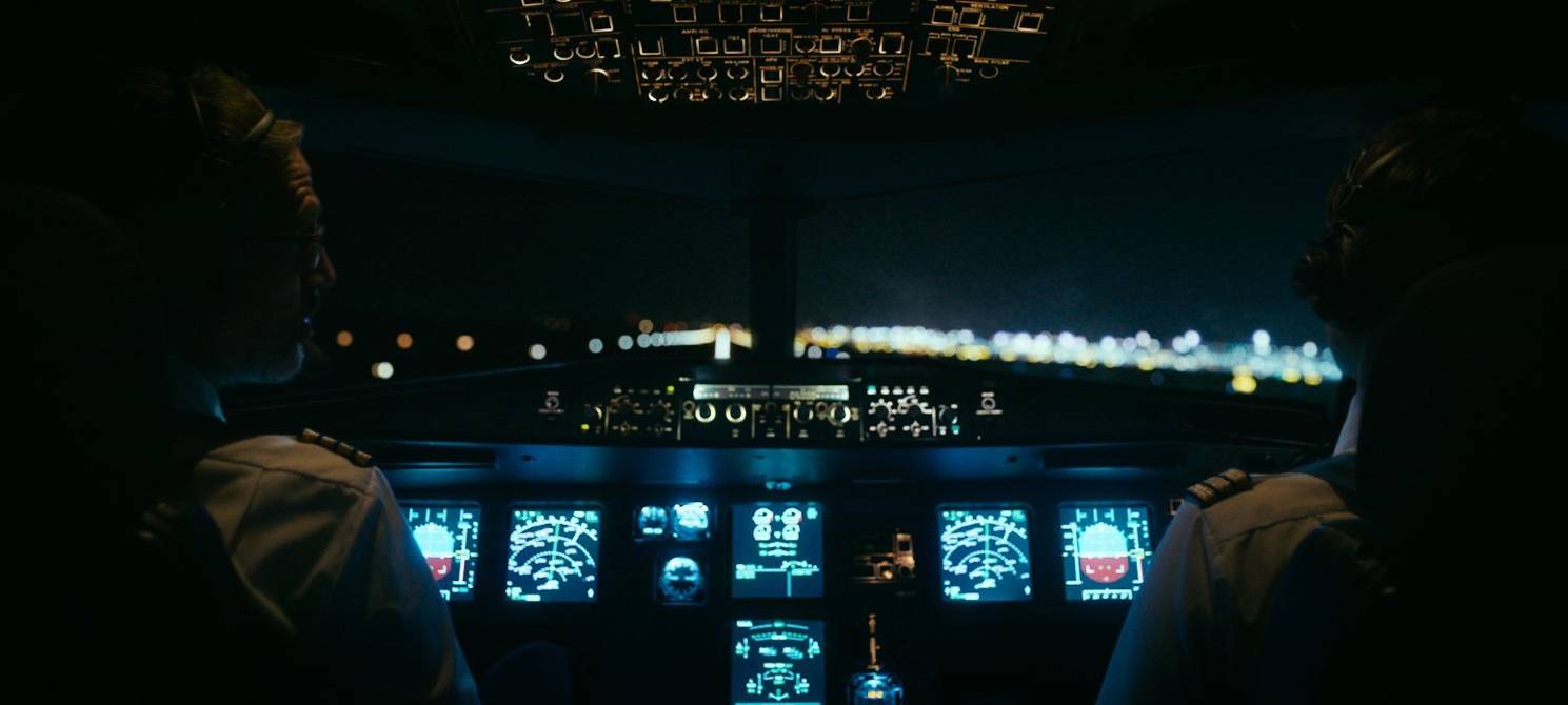 Tobias und sein Pilot in der Maschine nach Paris.