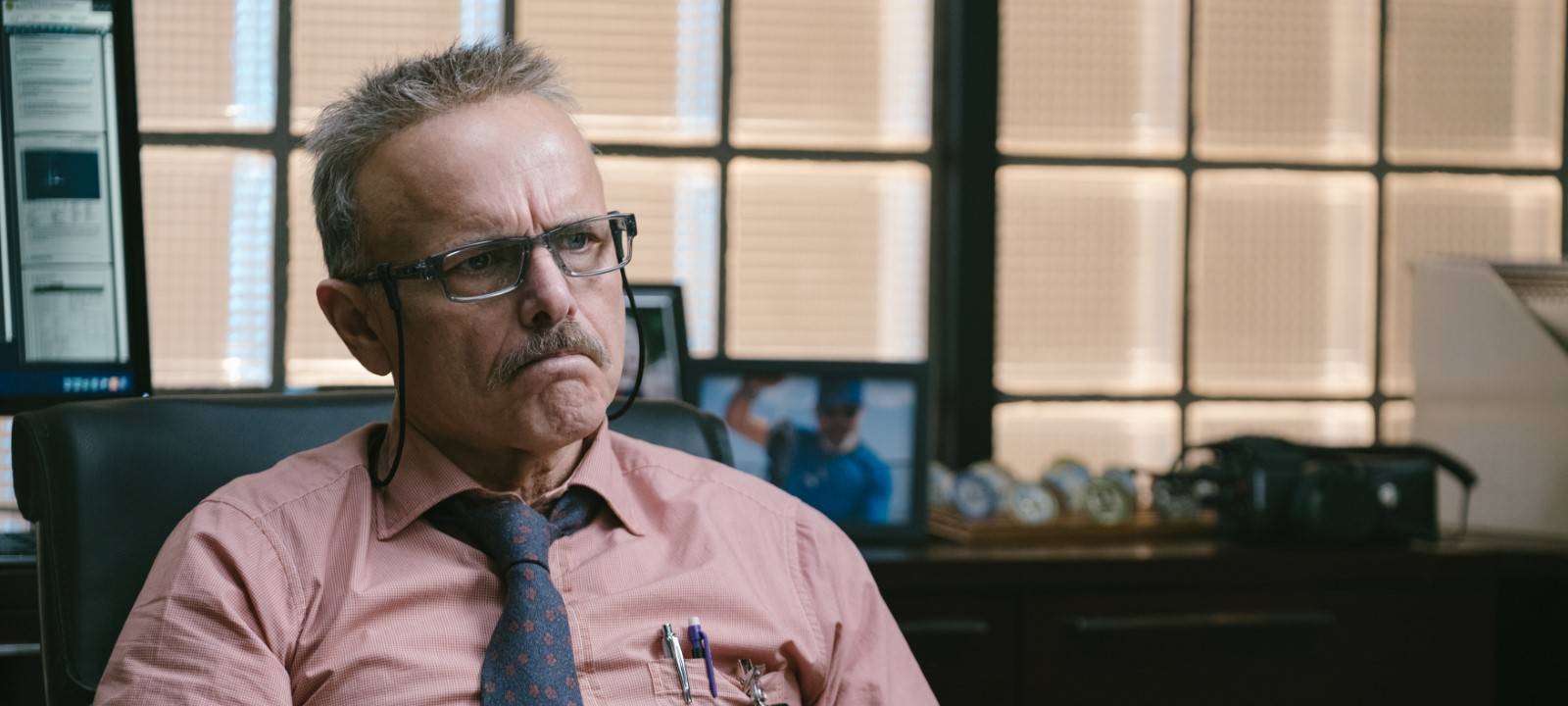 Captain Howard in seinem Büro.