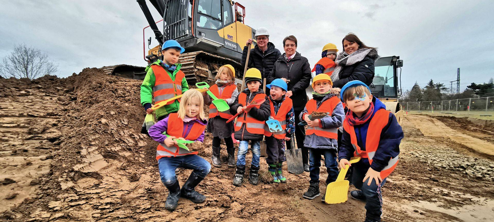 Kinder setzen Spatenstich für ihre neue Kita in Büttgen