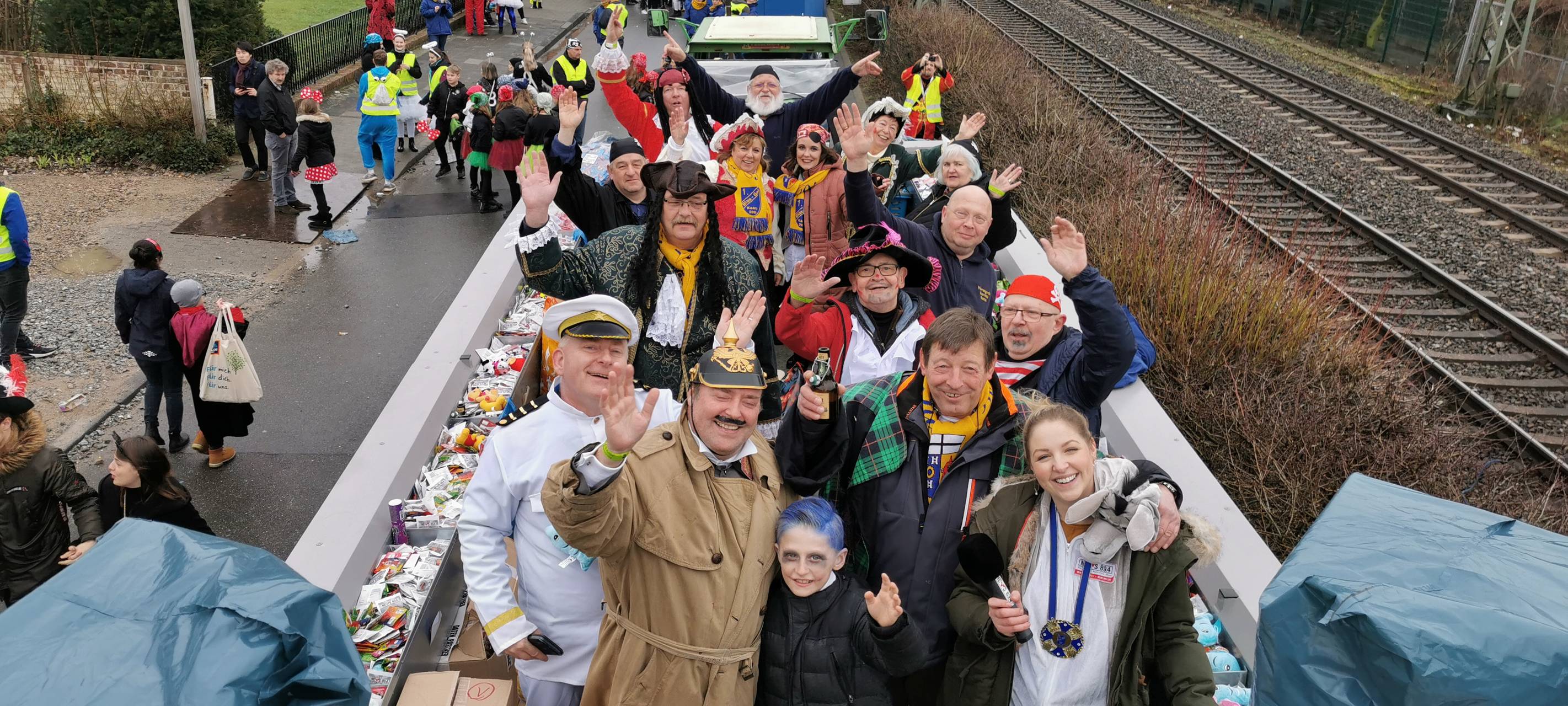 Rosenmontagszüge: Jecken trotzen schlechtem Wetter
