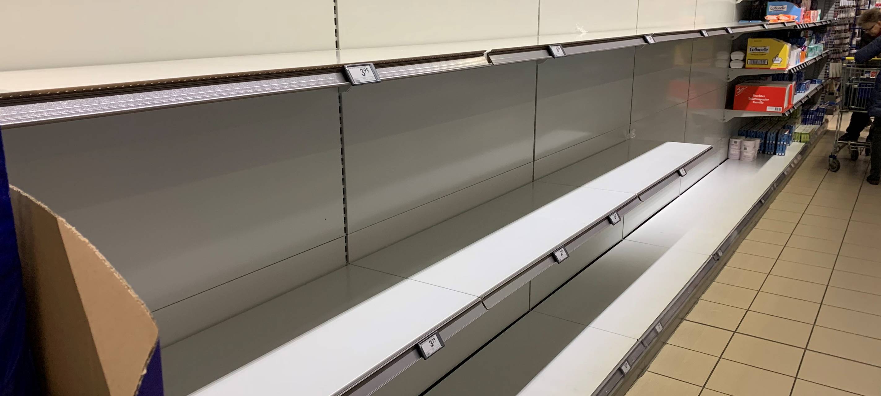 Leergefegte Supermarktregale im Rhein-Kreis Neuss