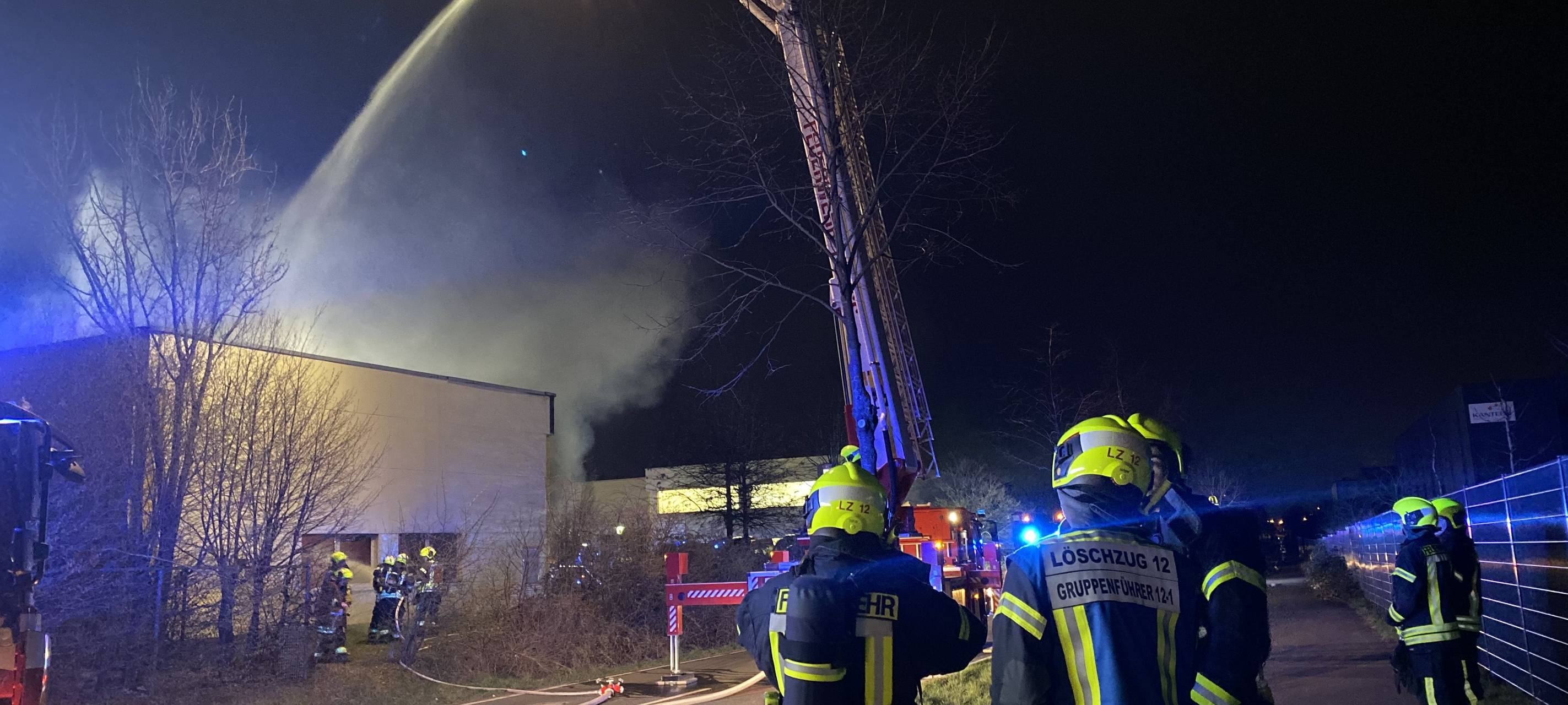 Brand in Produktionshalle