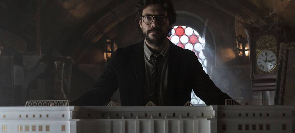 Der Professor vor dem Modell der Bank.