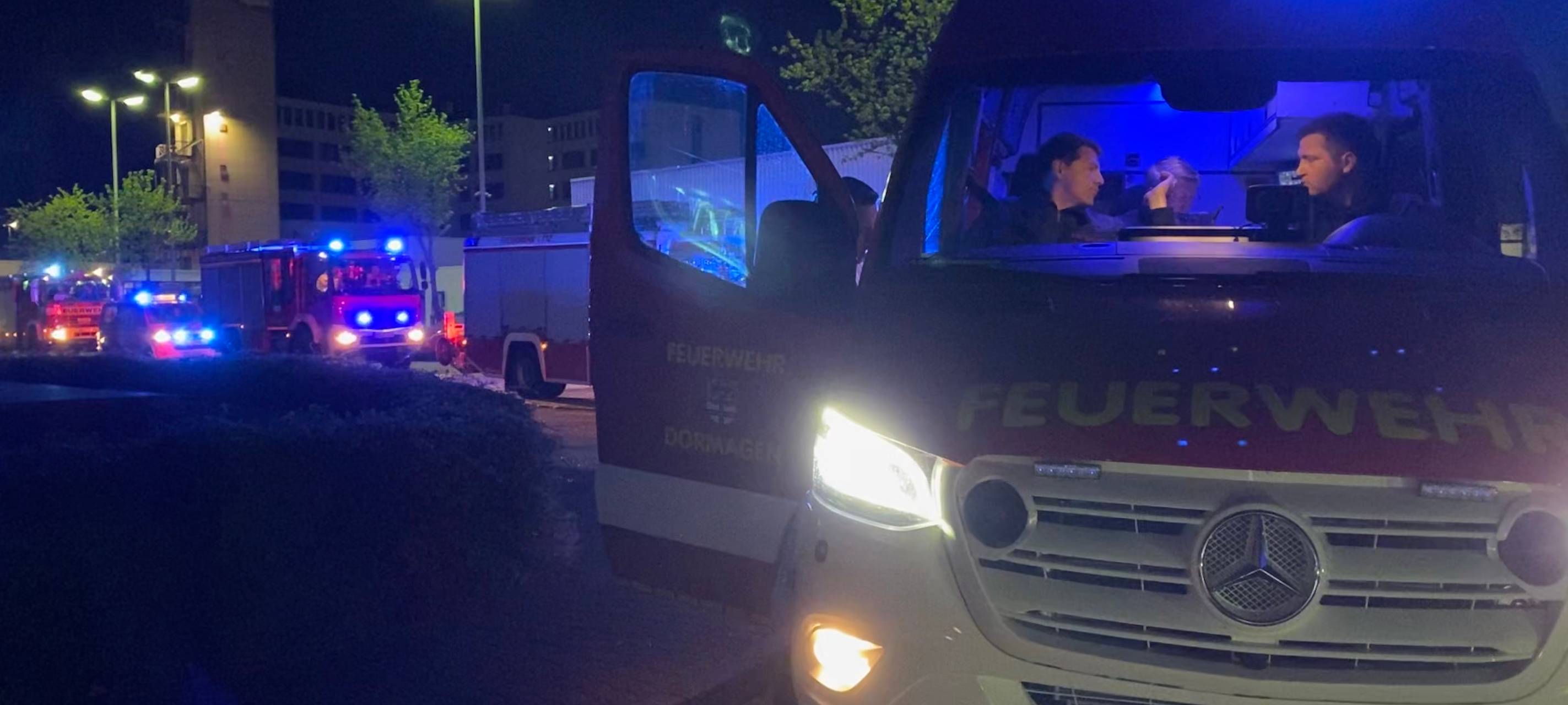 Abfahrt des Löschzuges mit der Waldbrandkomponente ab Feuerwache Neuss