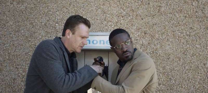 Peter und Fredwynn an einer Telefonzelle.