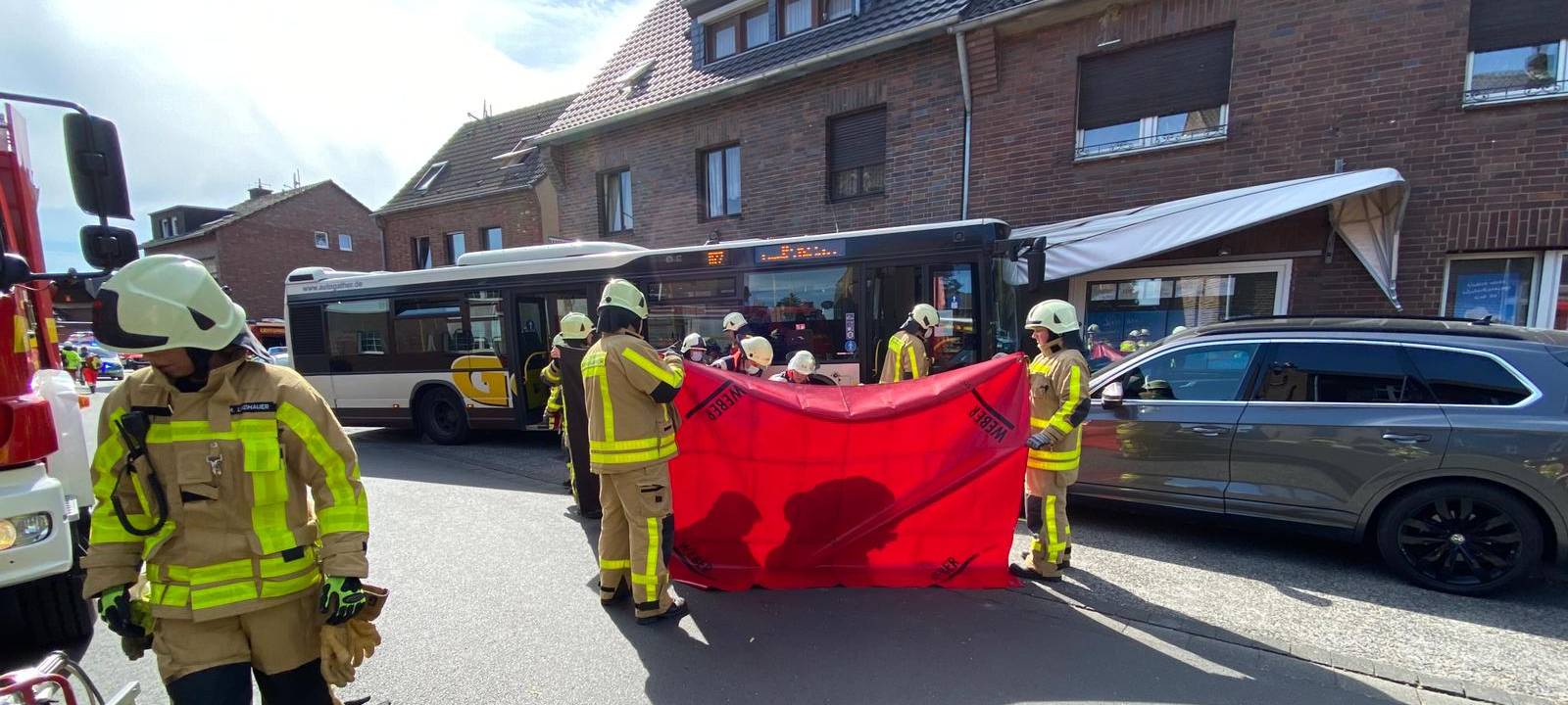 Bus fährt in Einfamilienhaus