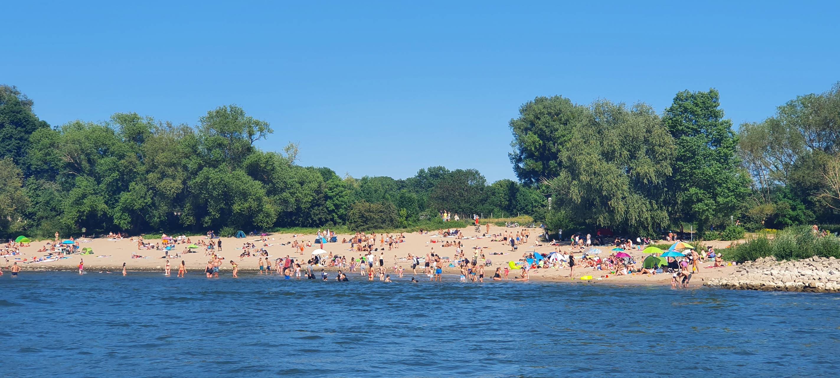 Rheinufer am Pfingstmontag (01.06.2020)