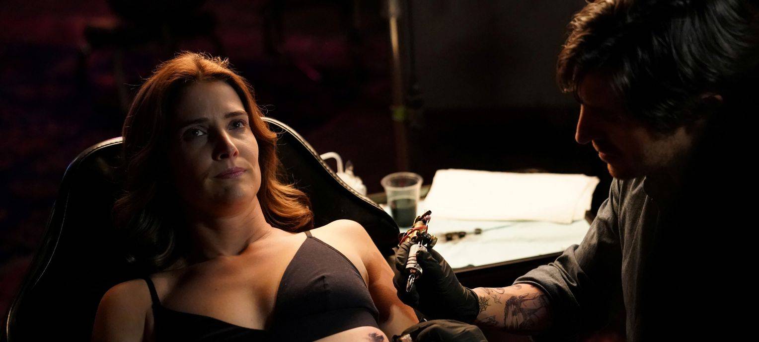 Dex beim Tätowierer.