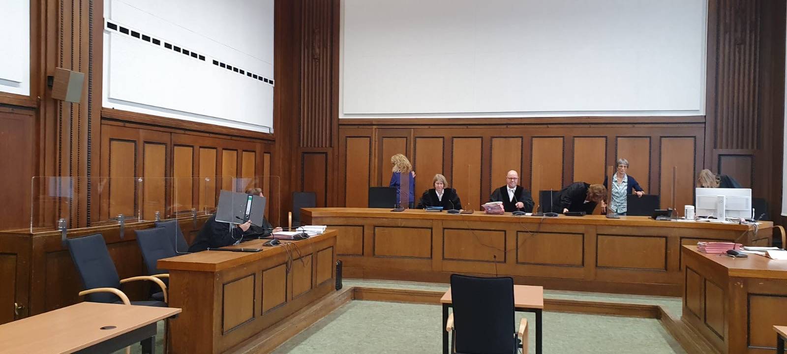 Prozess vor dem Landgericht Mönchengladbach. Die Angeklagte versteckt sich hinter einem Aktenordner.