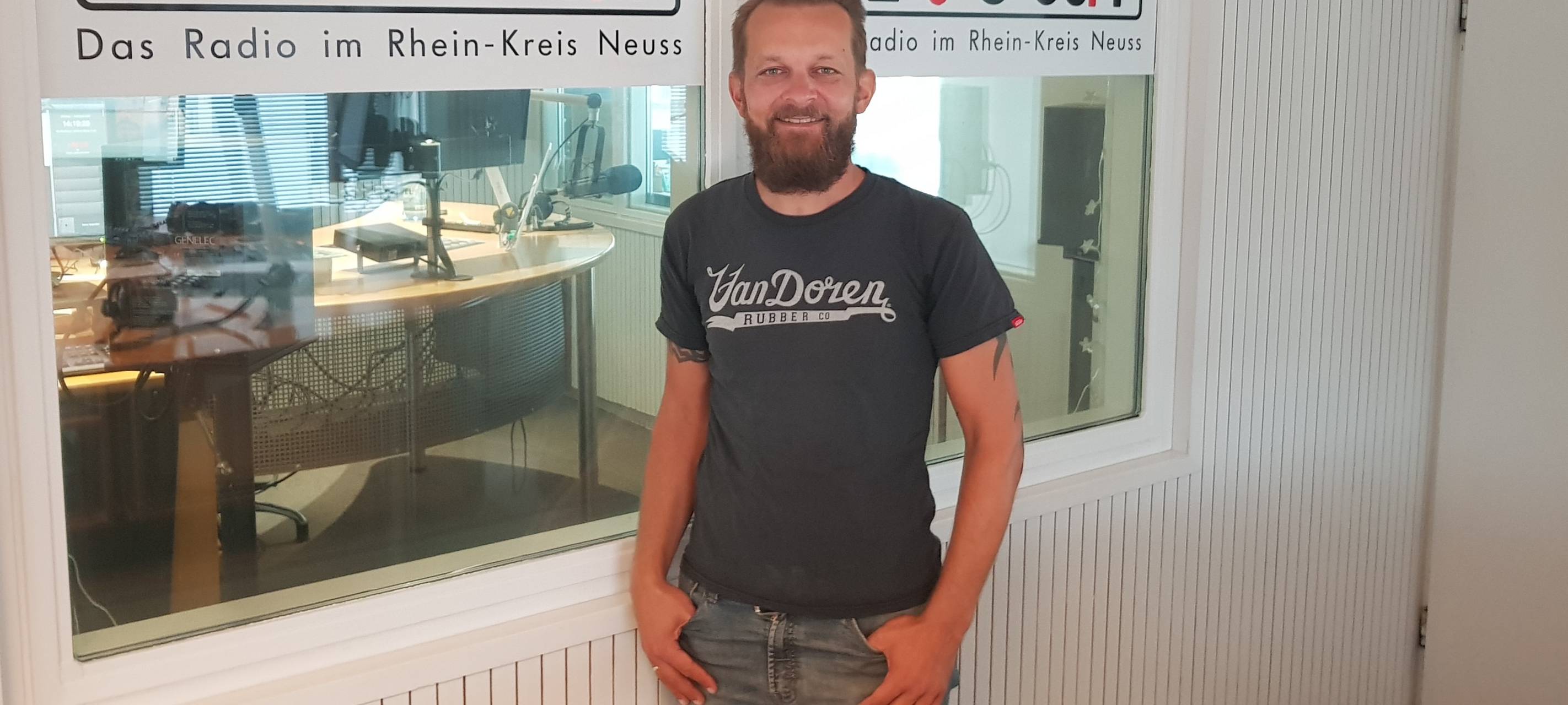 Dennis Oswald im NE-WS 89.4 Studio