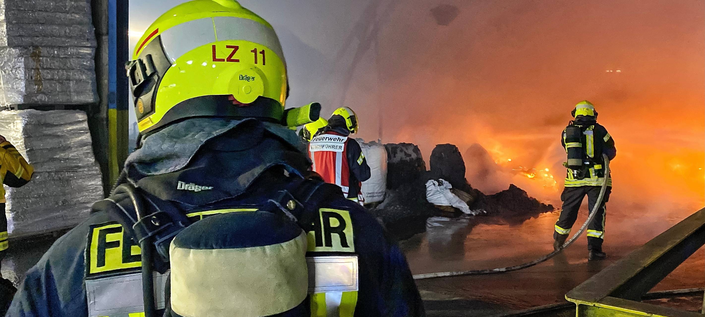Feuer in Produktionshalle im Neusser Hafen