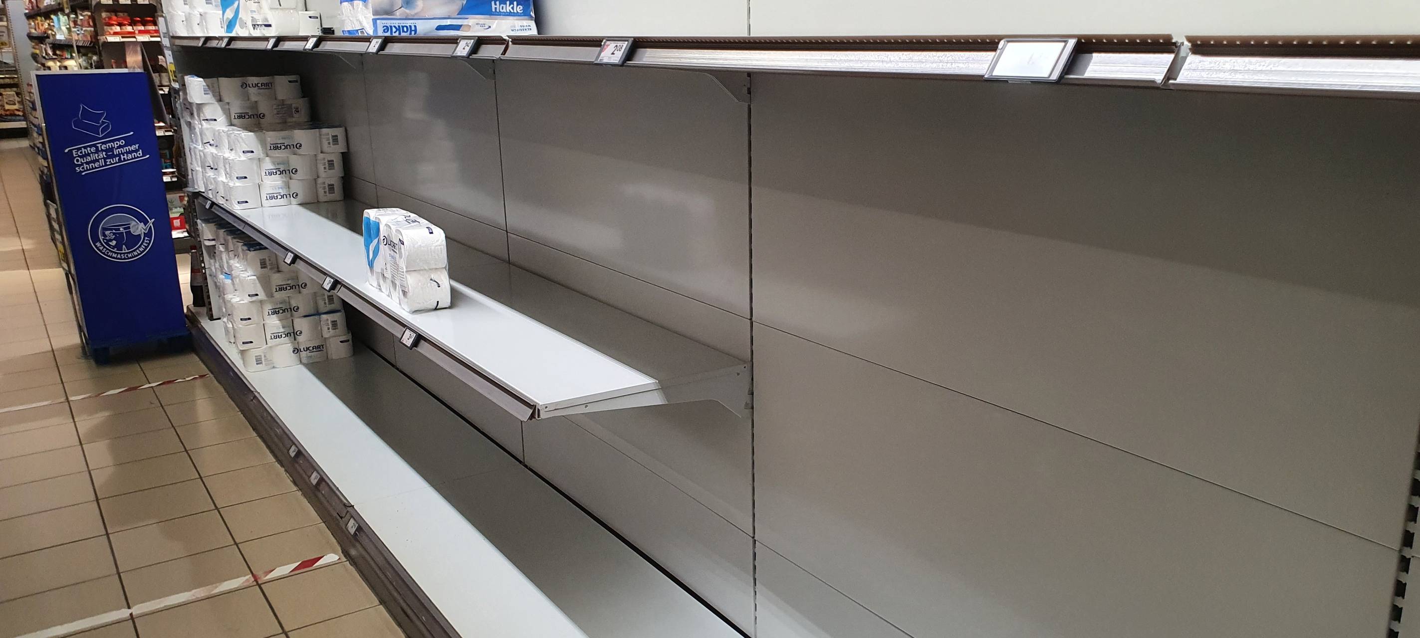 Leere Regale bei EDEKA Handick in Korschenbroich