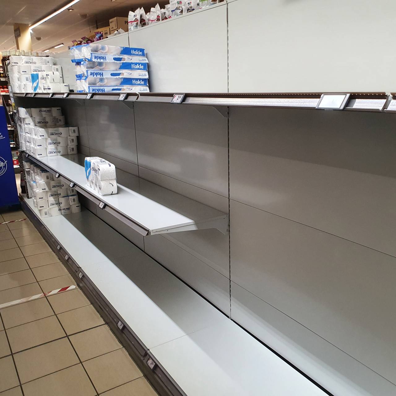 Leere Regale bei EDEKA Handick in Korschenbroich